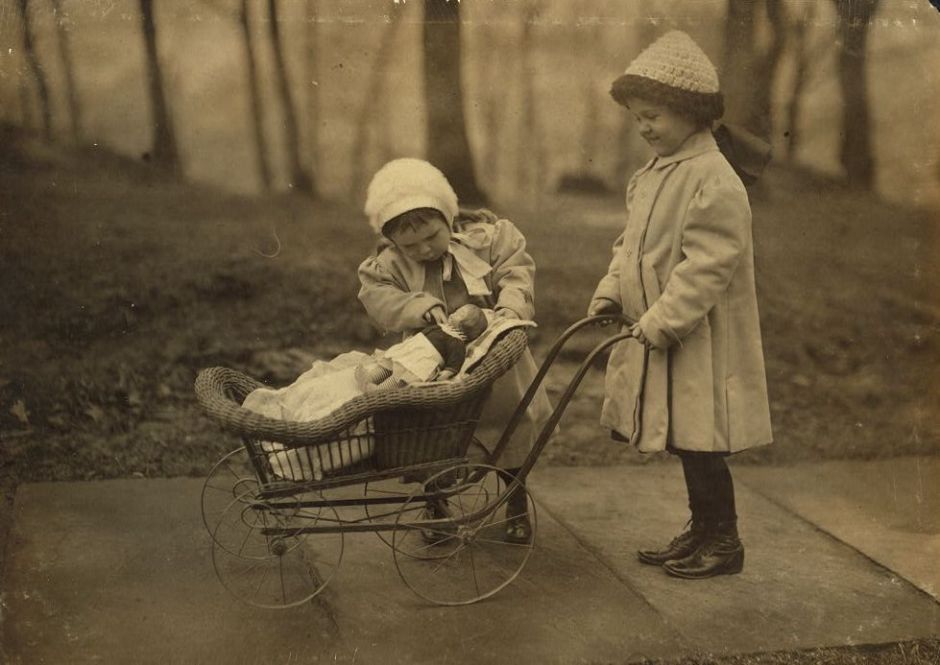 Lewis Hine, 'Children playing with Campbell Kid dolls' (1912)